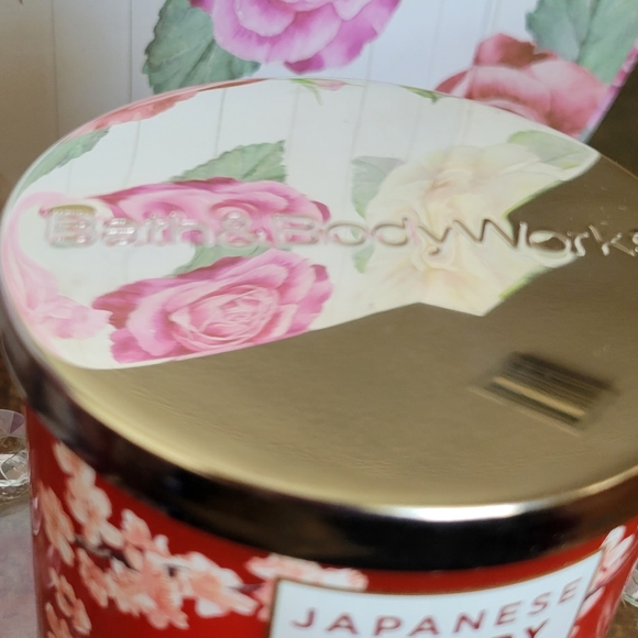 Japanese Cherry Blossom Candle • Bath & Body ••• Retail Value = $27 • - Picture 4 of 6